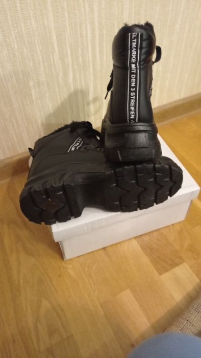 Зимние ботинки в спортивном стиле