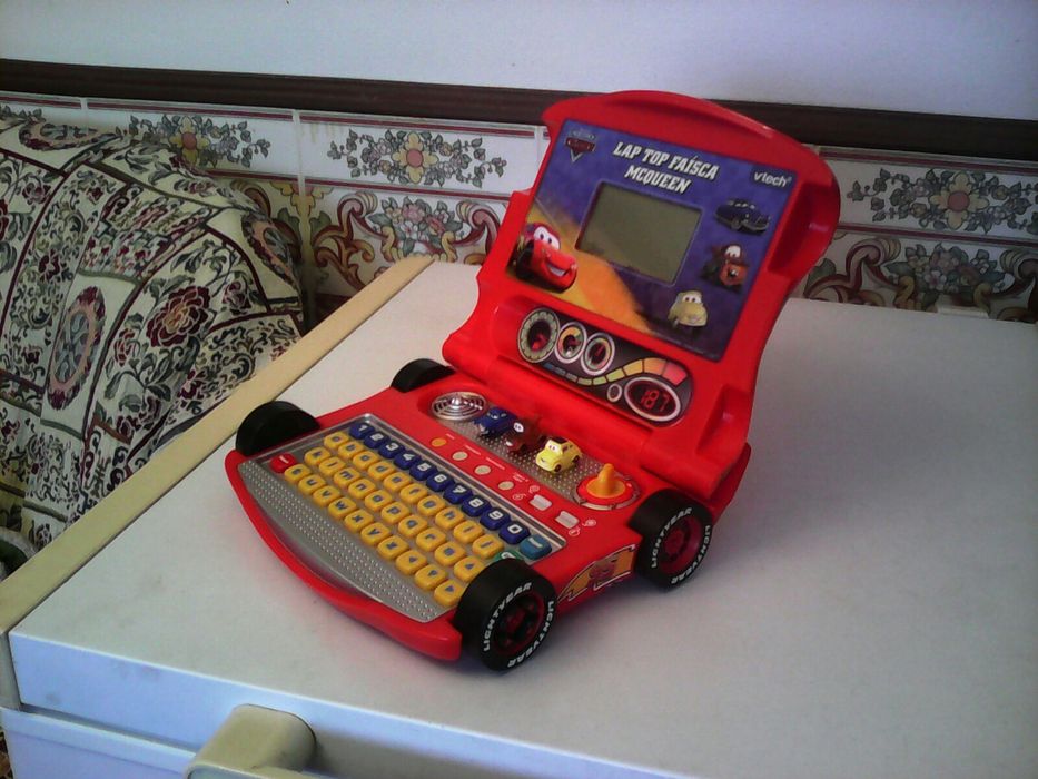 Carro com jogos interactivos para criança