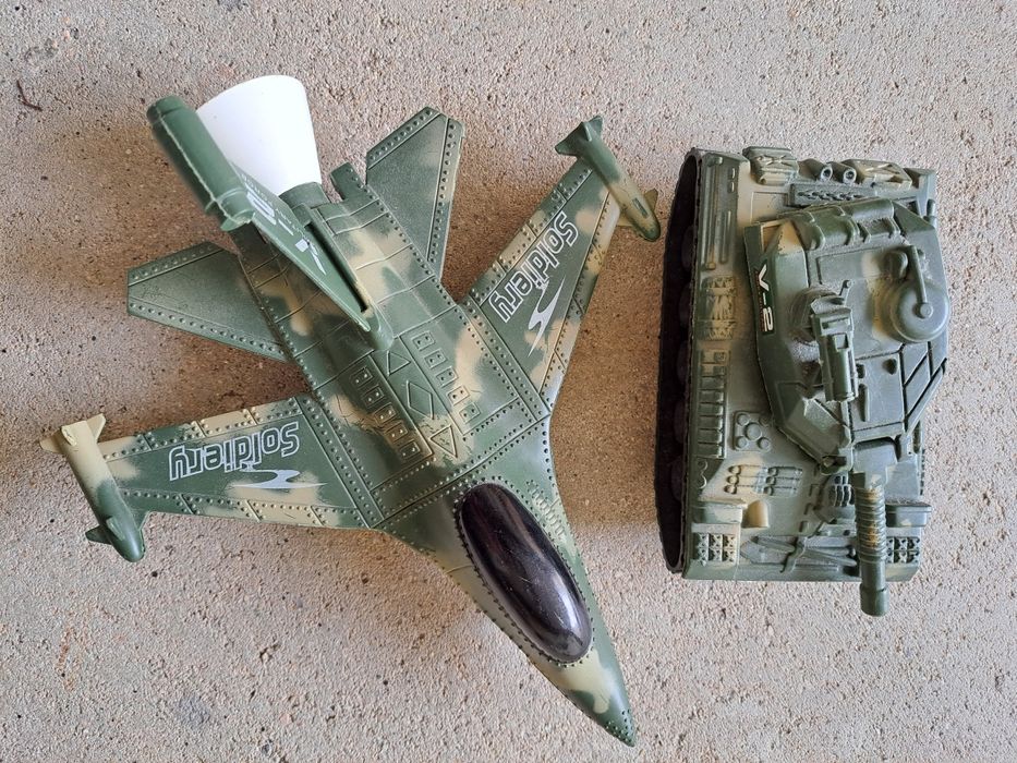 Avião e Tanque de Guerra