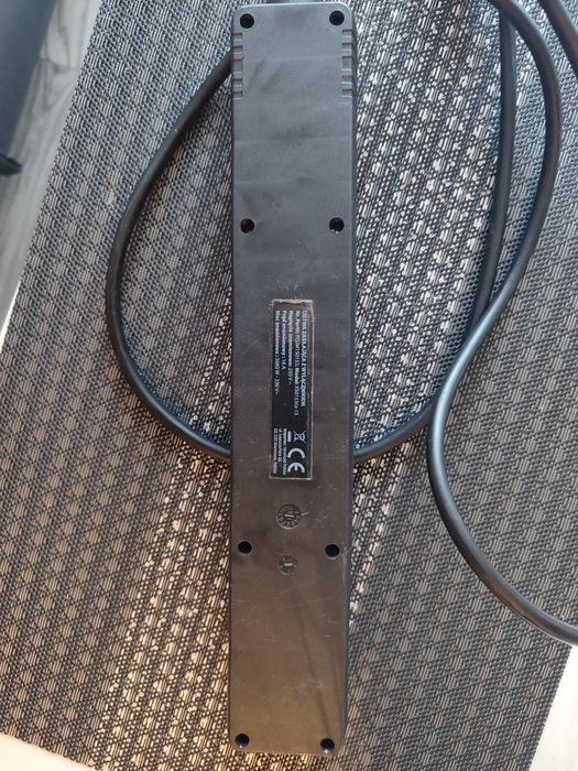 Listwa zasilająca z wylacznikiem .