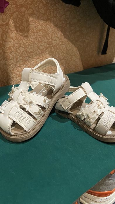 Дитячі сандалі для дівчинки