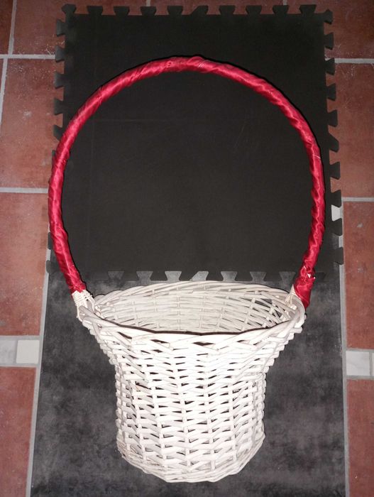 duży koszyk  wiklinowy biały - stan używany