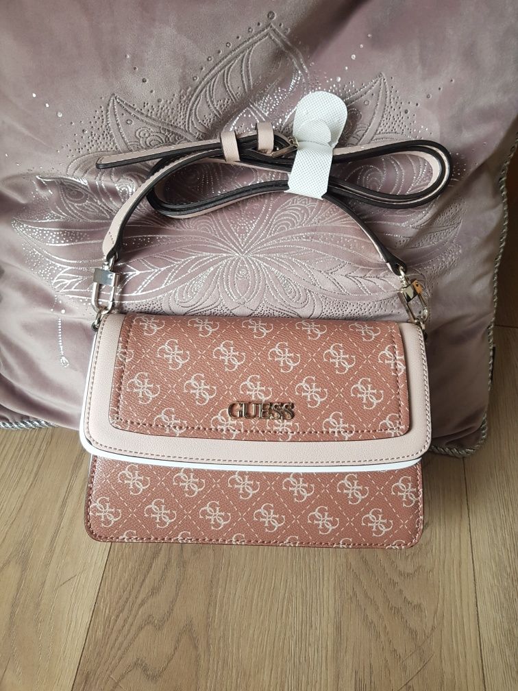 Torebka w cynamonowym kolorze w monogram Guess Camy, nowa z metką