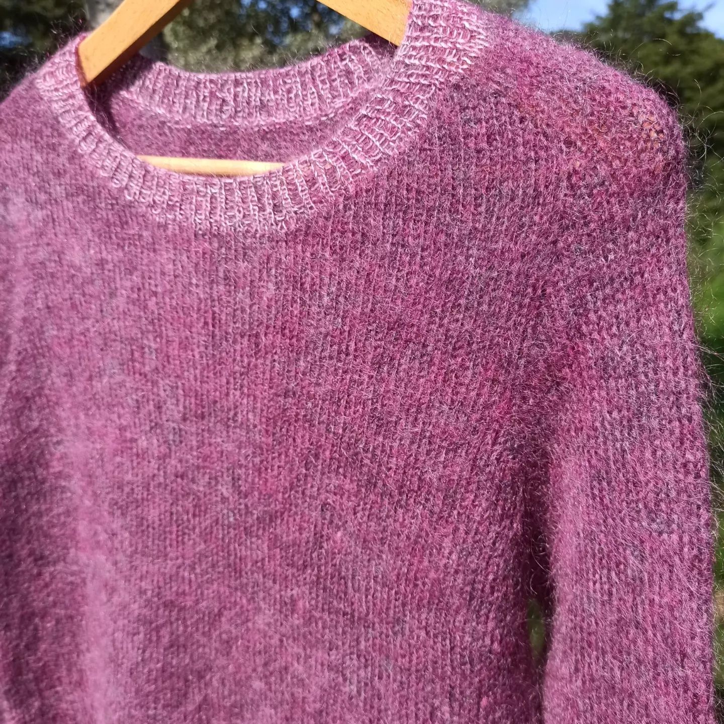 Sweter z moheru robiony na drutach