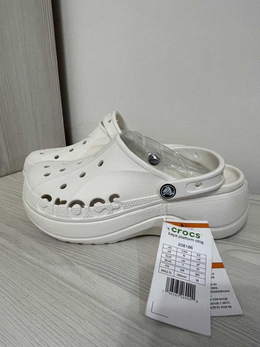 Стильні та зручні крокси Crocs Baya Platform Clog у білому кольорі