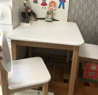 Дитячий стіл і два стільчики