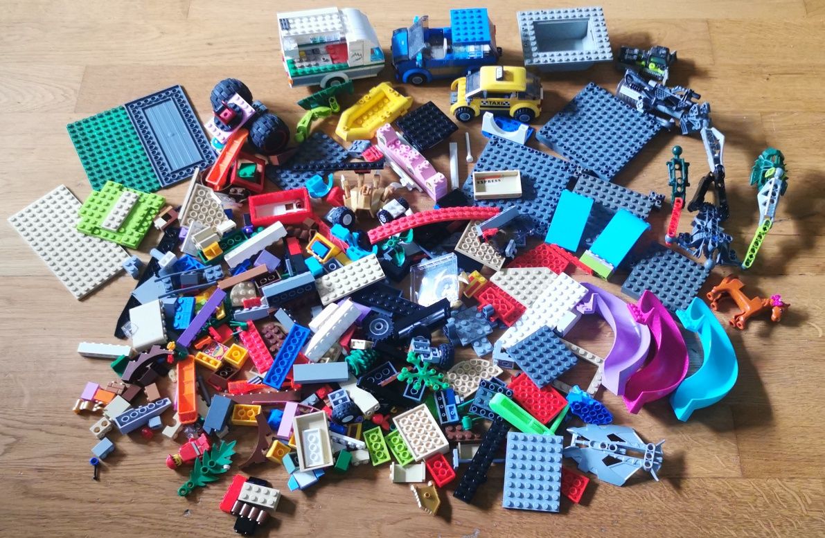 Mix klocków LEGO ~1,5 kg – pojazdy, płytki, minifigurki, różnorodne