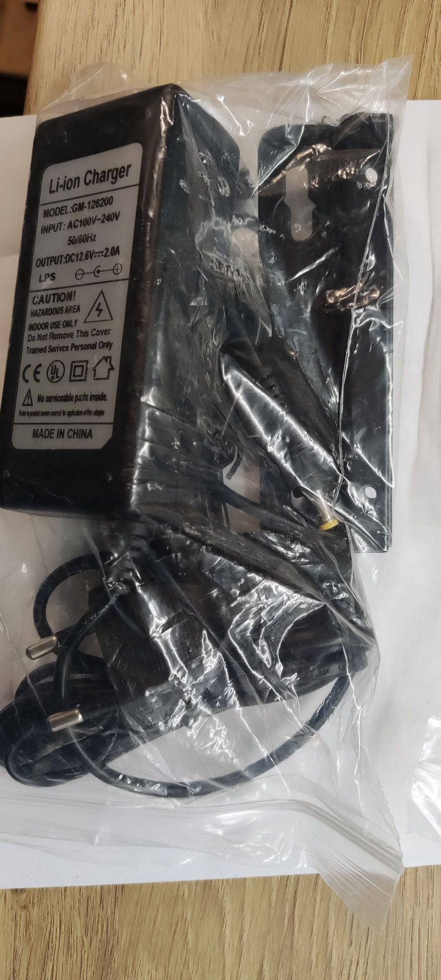 Sterownik DMX bezprzewodowy 2,4GHz z akumulatorem i zasilaniem 12