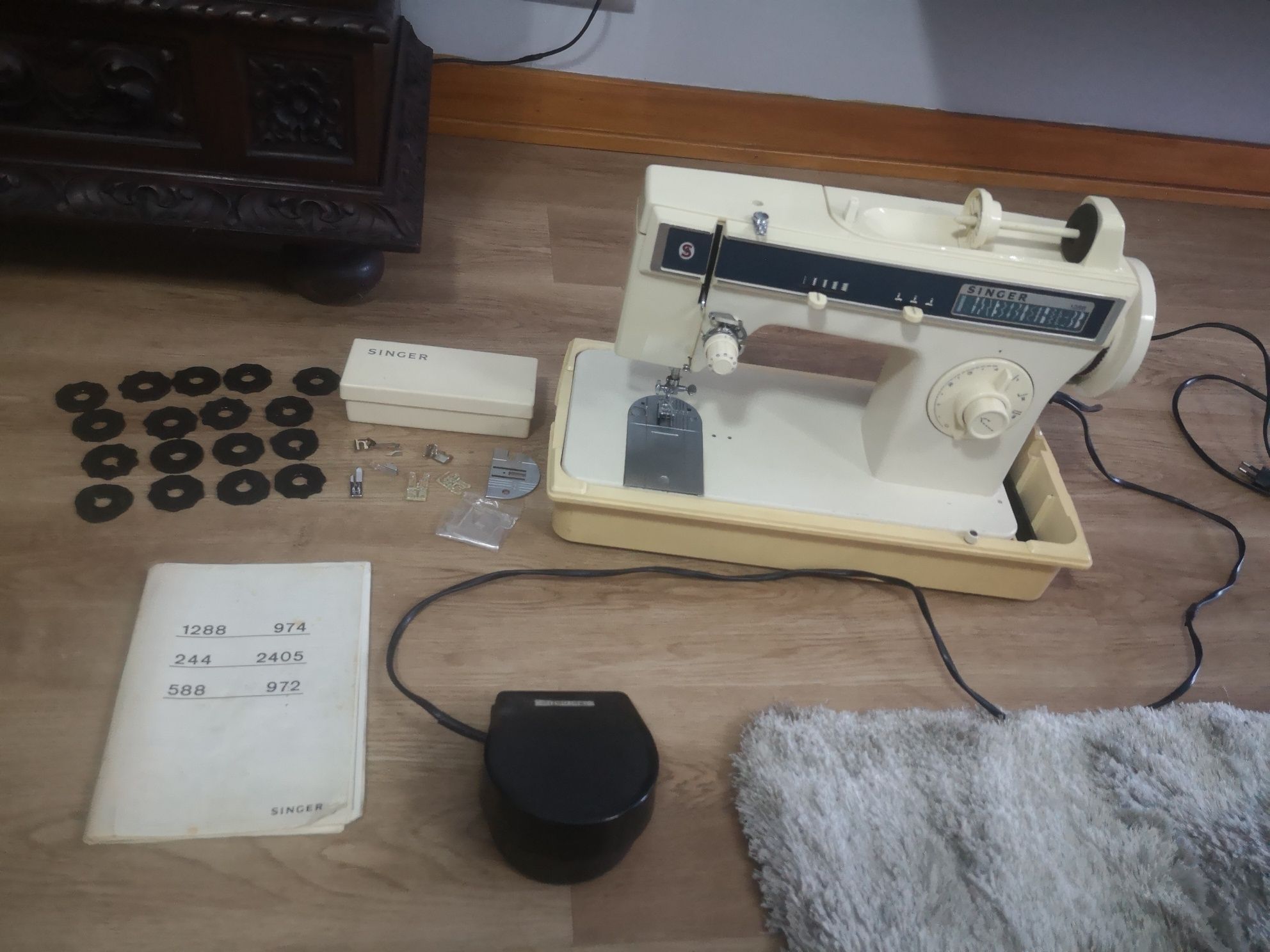 Vendo maquina de costura e bordados da marca Singer