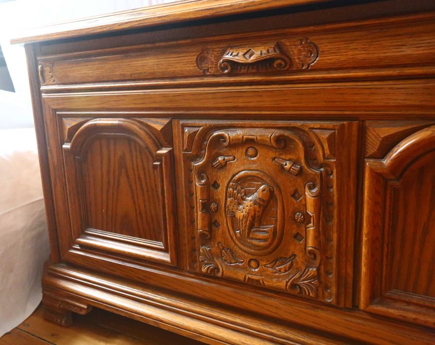 Duża drewniana rzeźbiona komoda skrzynia