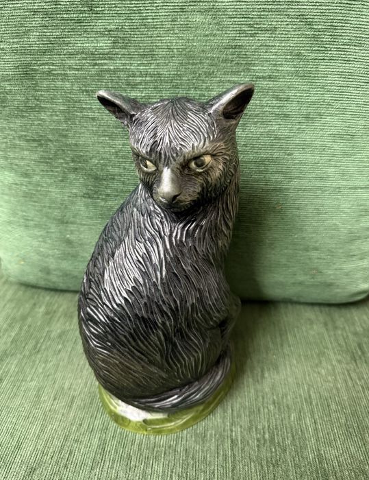 Ręcznie rzeźbiona figurka kota z drewna, rękodzieło