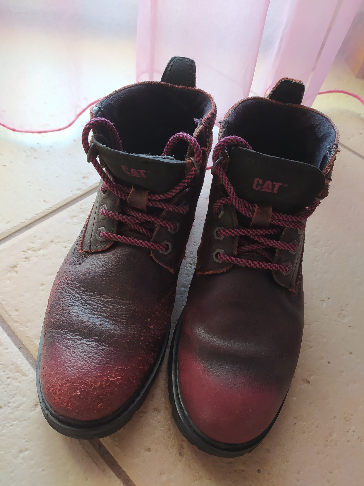 Botas em Bourdeaux da marca CAT