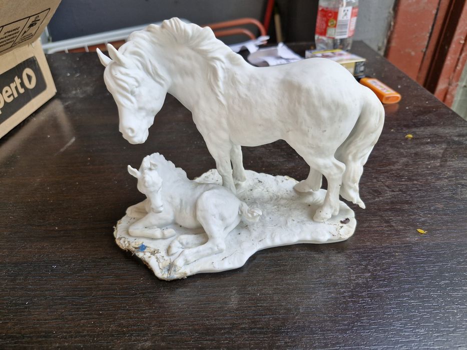Figurka białe konie