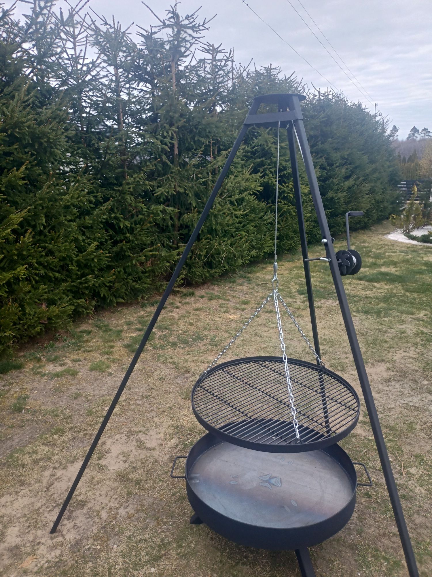 Grill trójnog z paleniskiem