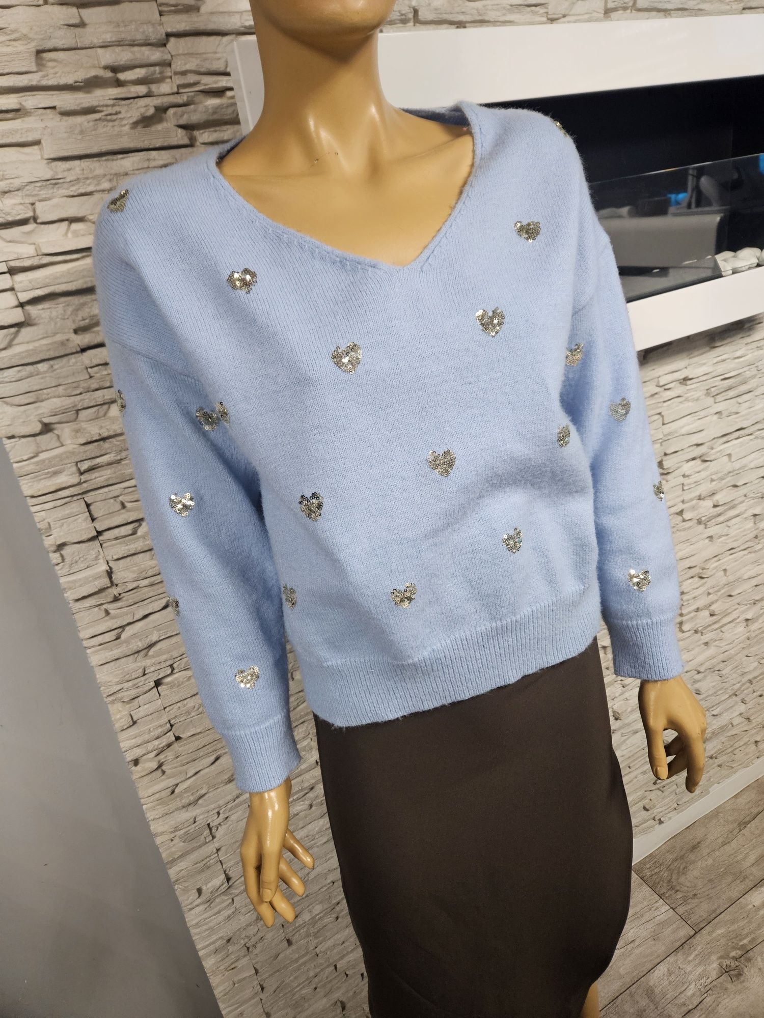 Sweter w serek z cekinowymi sercami JS Millenium