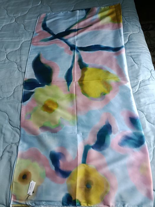 Lenço novo estampado.