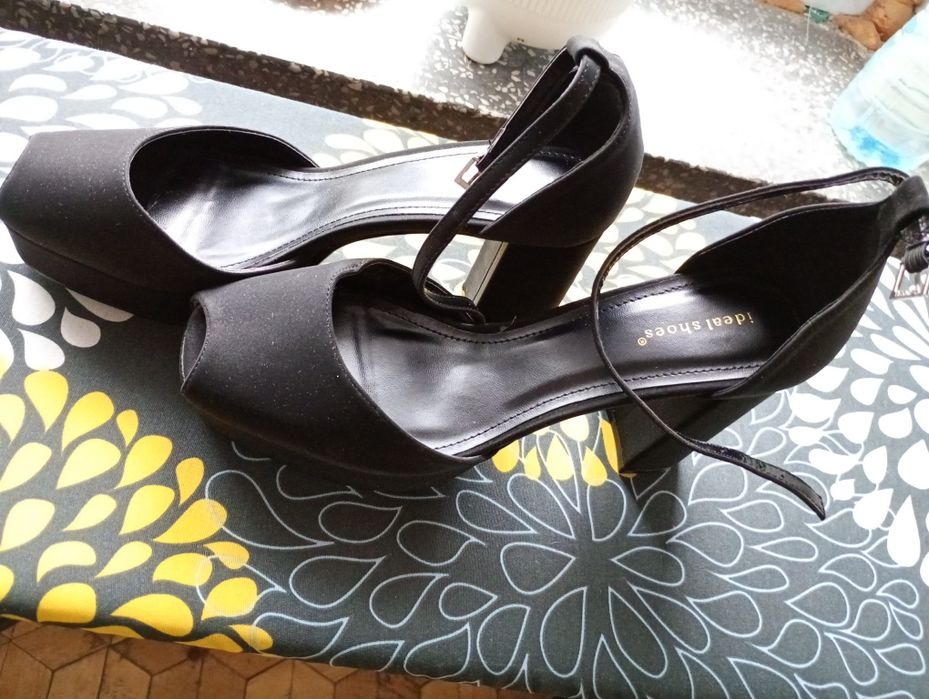 Nowe Buty na obcasie 41
