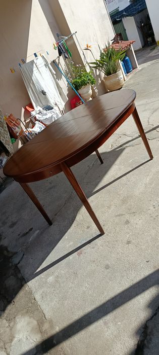 Mesa em madeira maciça