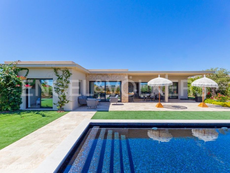 Moradia de Luxo em Faro com Piscina e Condomínio Privado