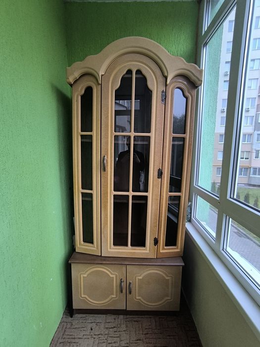 Шафа для речей у вітальню