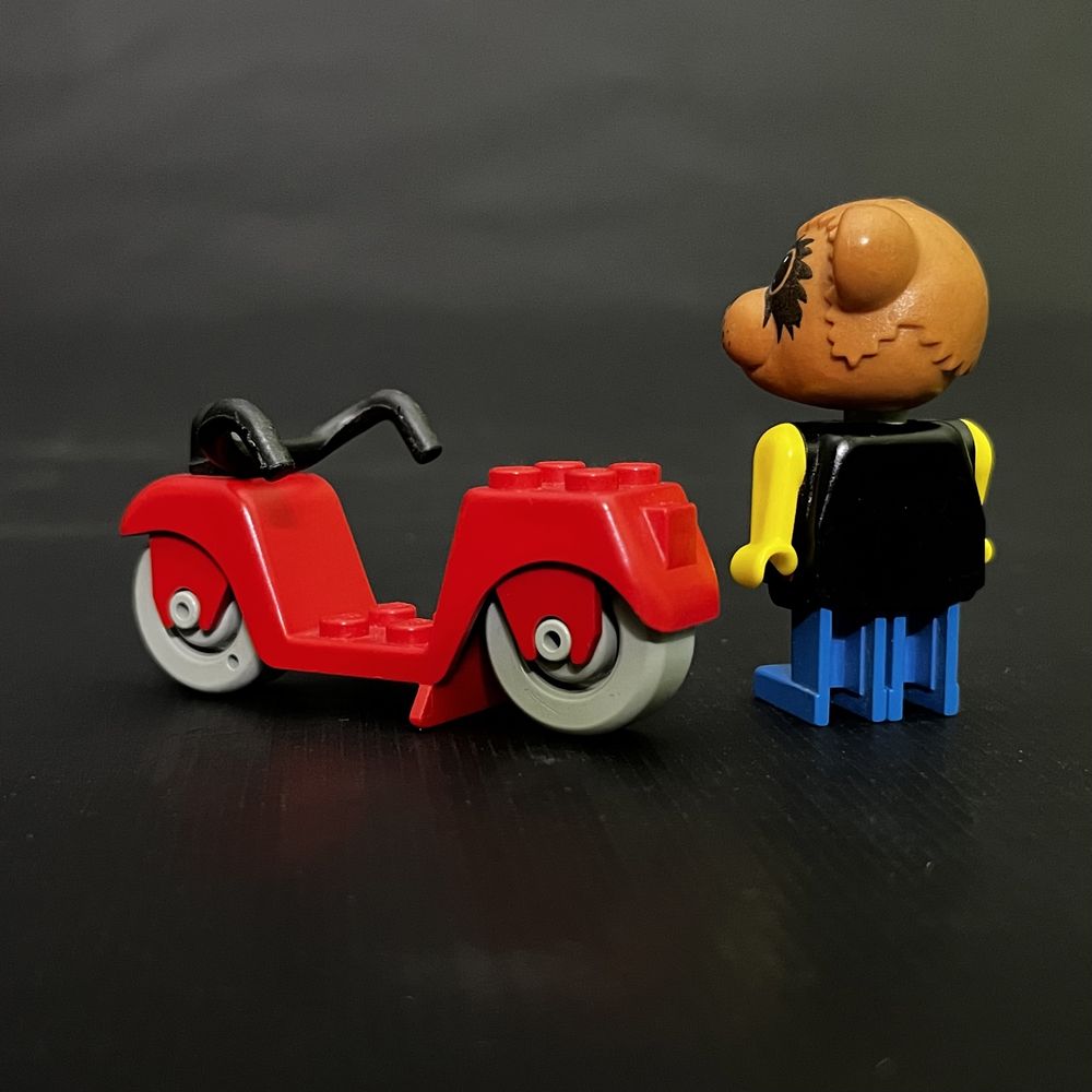 3605 LEGO Szop pracz Ricky i jego skuter
