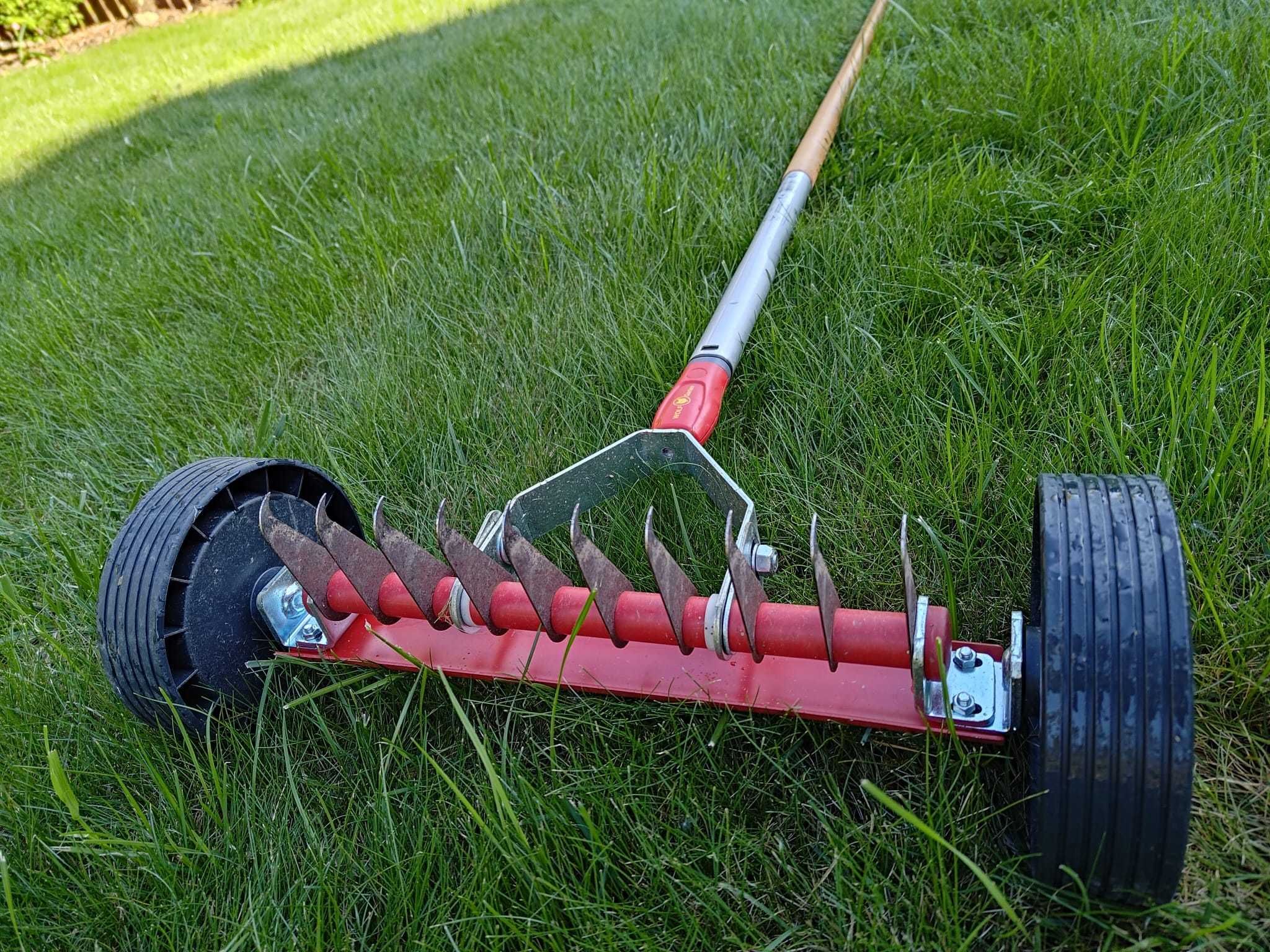 Wertykulator ręczny Wolf-Garten na kółkach z trzonkiem 140cm