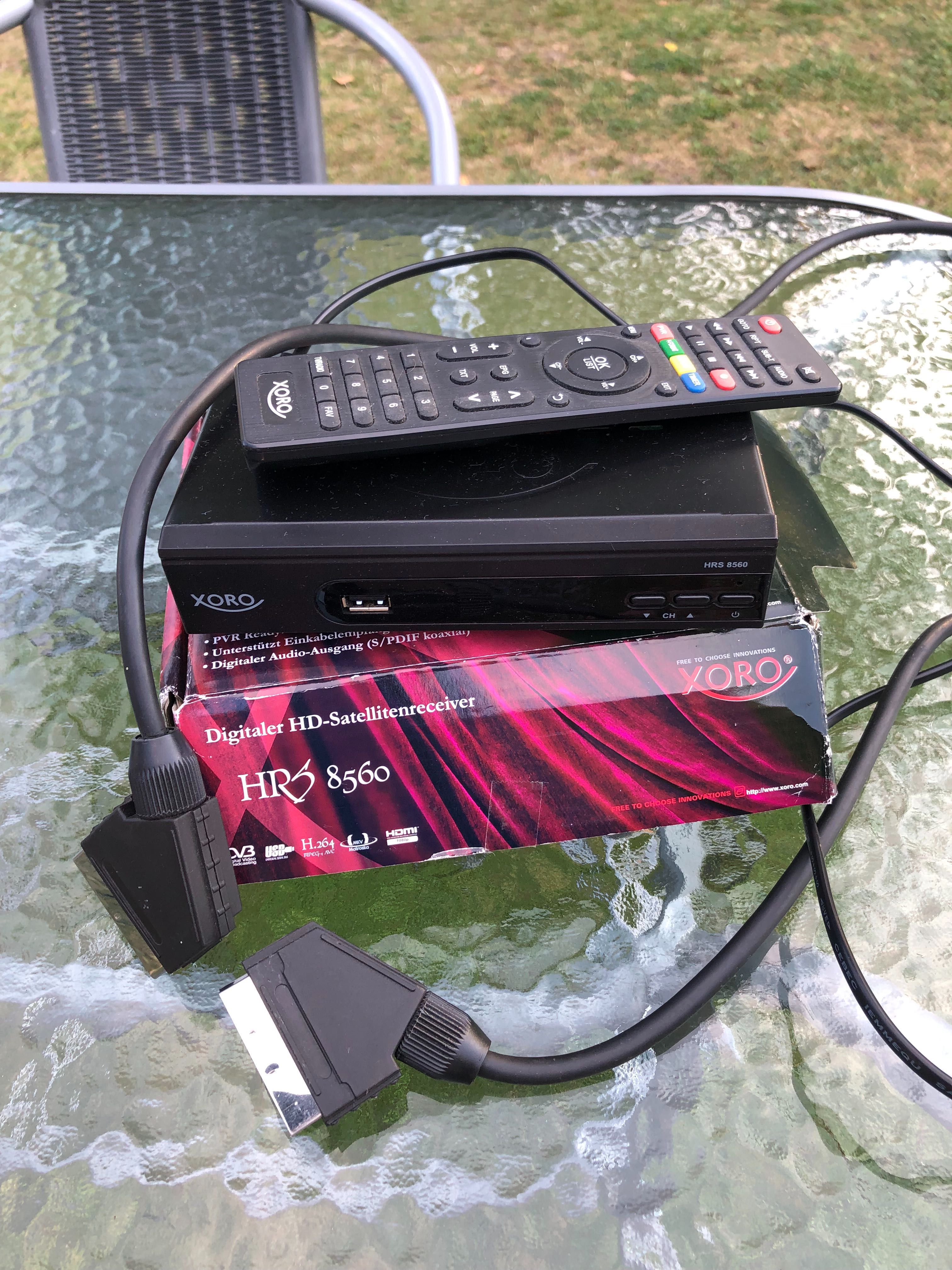 Dekoder satelitarny Xoro z kablem HDMI