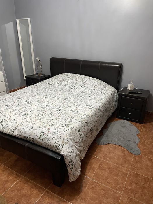 Cama de casal em pele e mesas de cabeceira