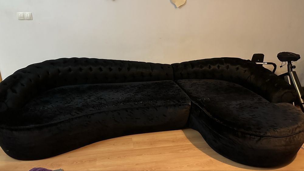 Sofa preto com detalhes