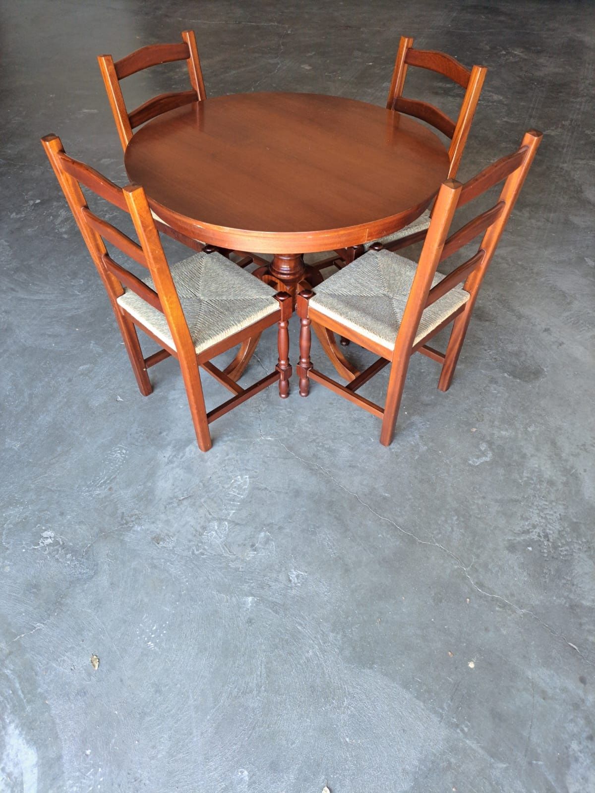 Mesa e 4 cadeiras