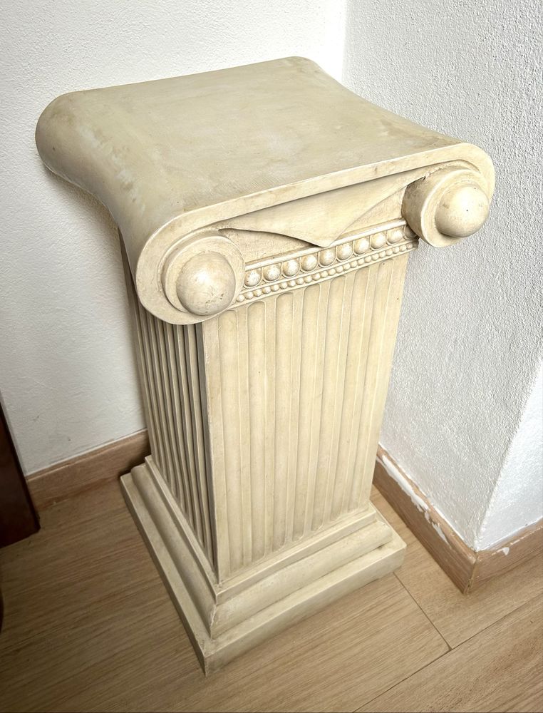 Coluna de pedra artificial (pó de mármore com resina pintada)