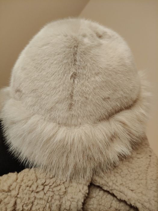 Beżowa futrzana czapka