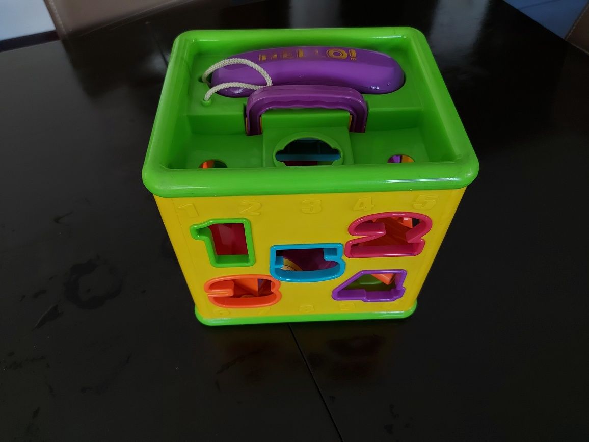 Cubo de encaixe com telefone