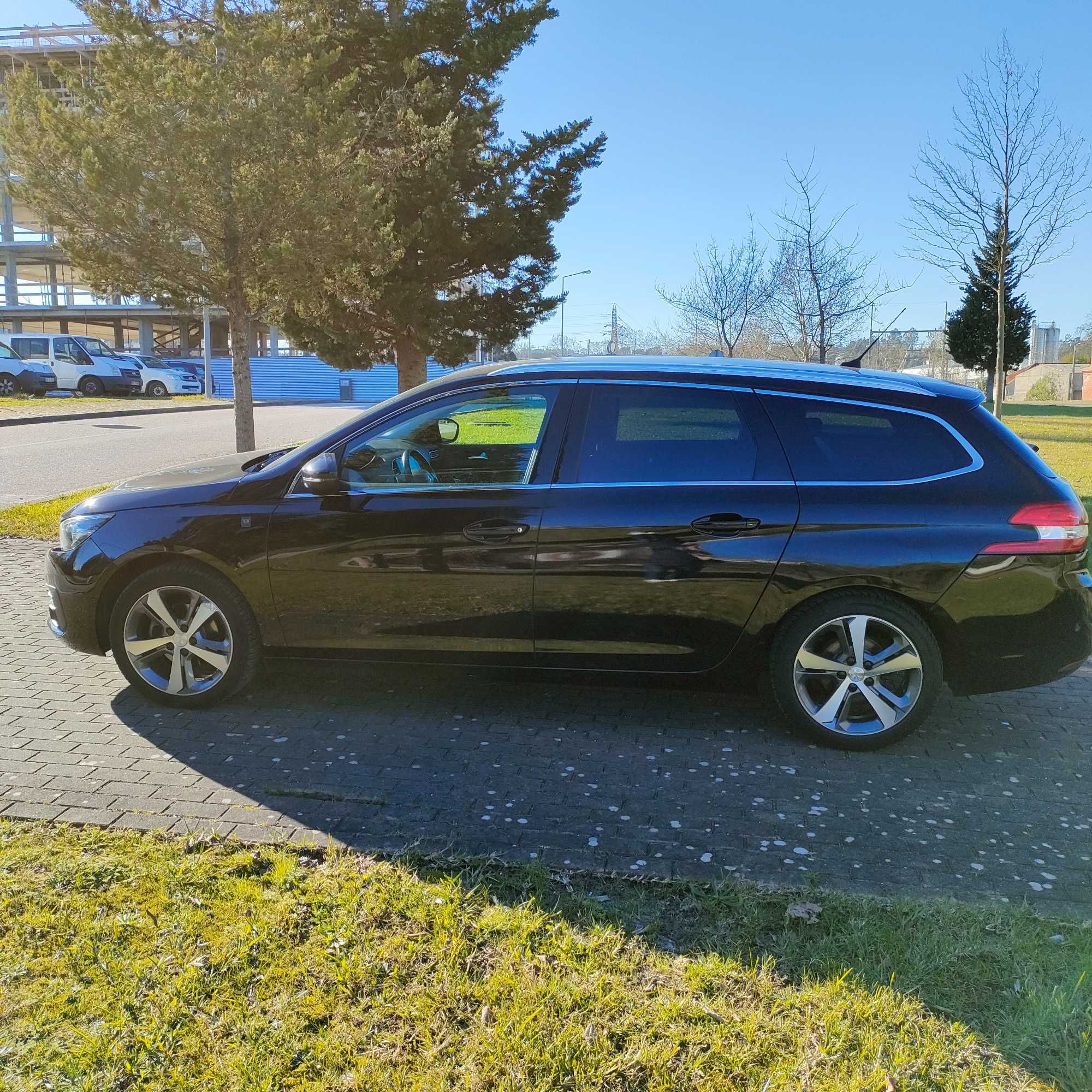 Carro como novo com muitos extras muito econômico