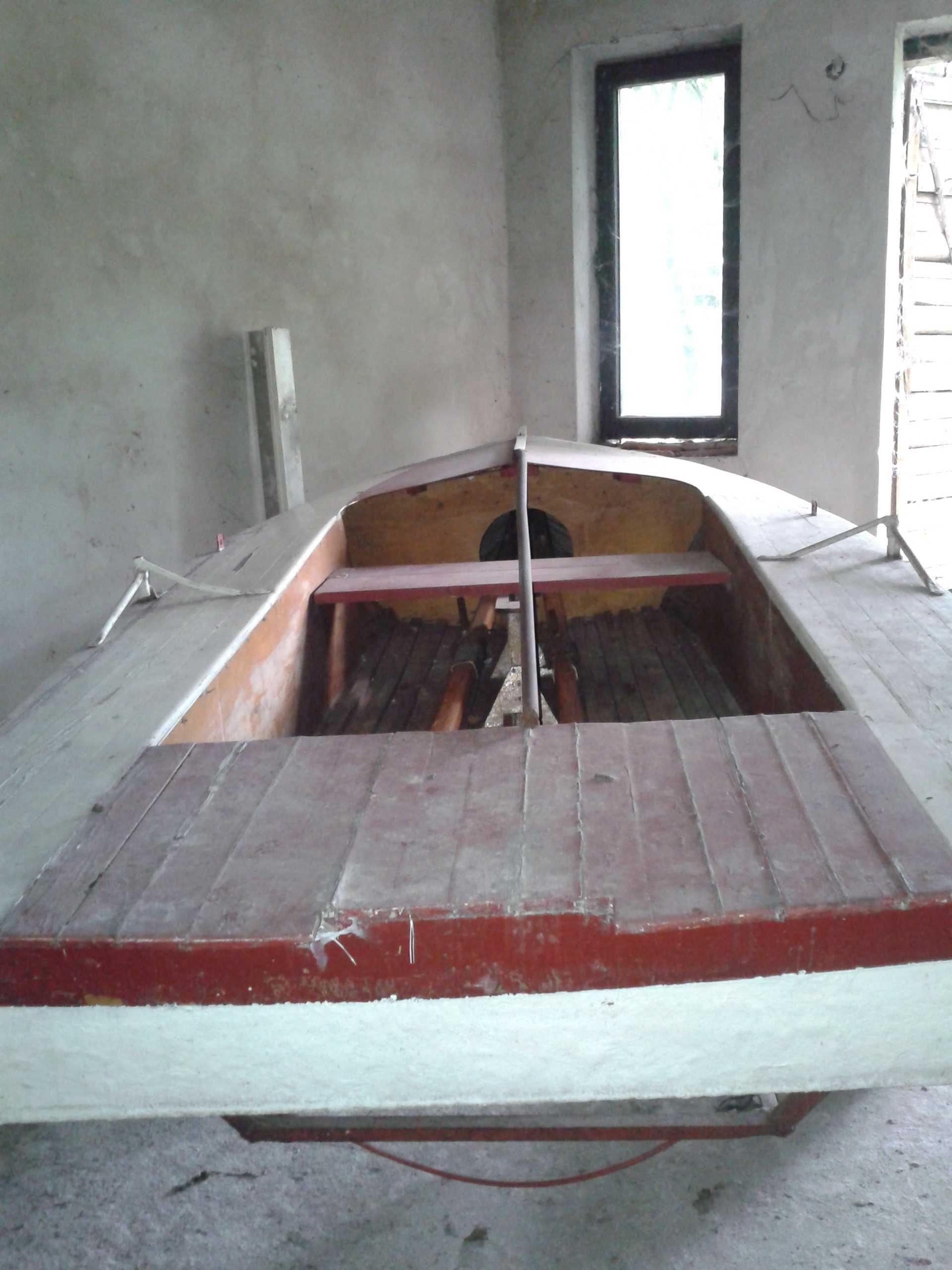 Łódka w formie żaglówki wędkarskiej