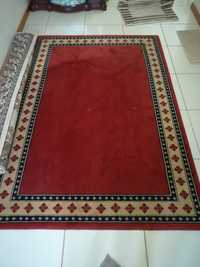 Carpete vermelha em boas condições