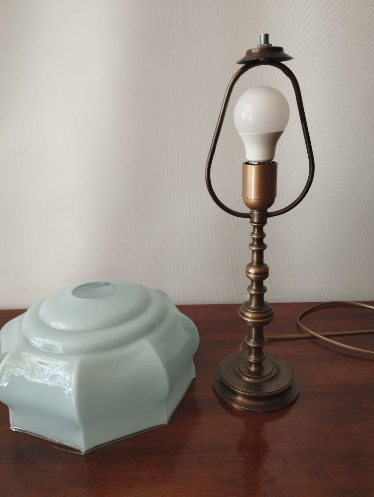 Stara lampa mosiężna z błękitnym starym kloszem