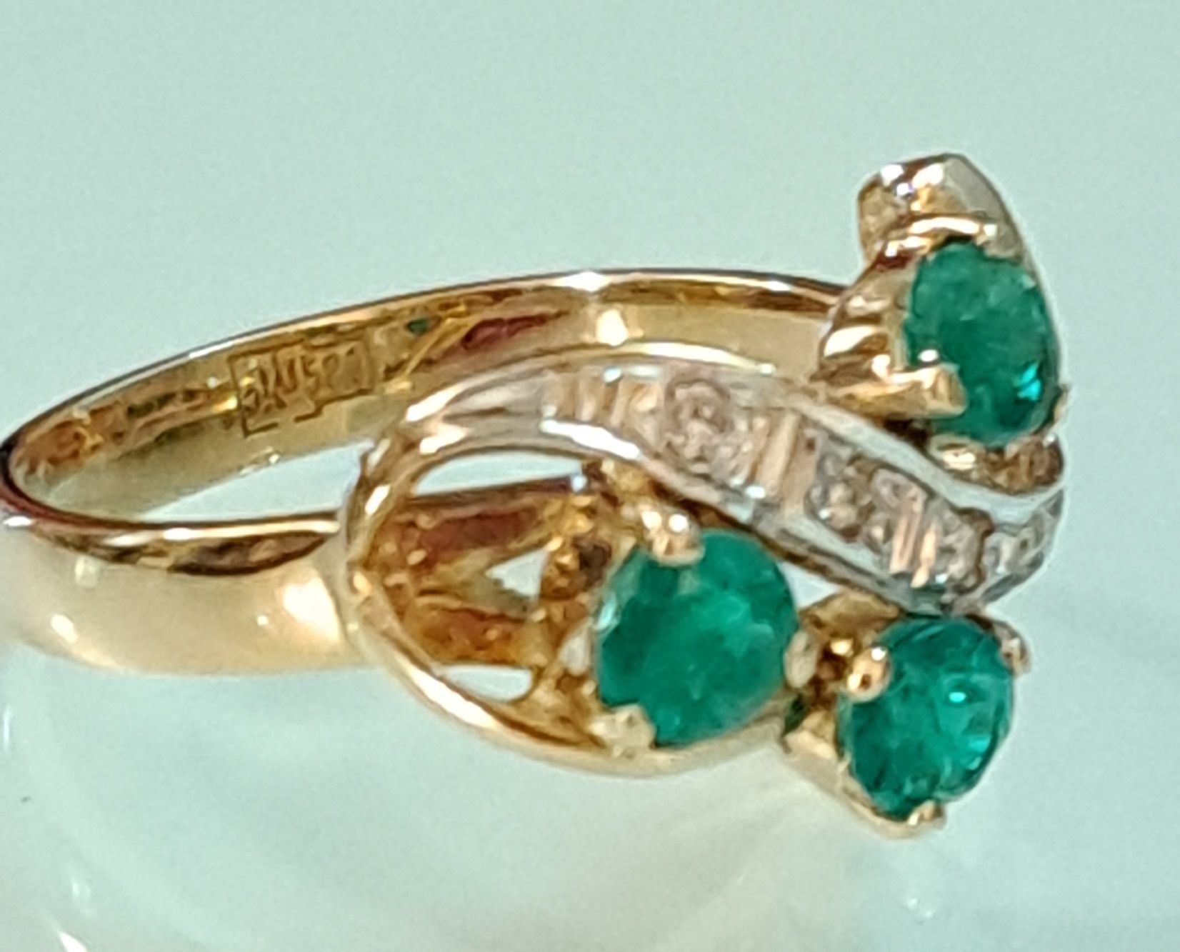 Золотое кольцо с изумрудами и бриллиантами. 3,41грм