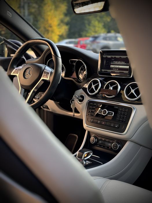 Auto do ślubu – Mercedes CLA 45 AMG z eleganckim kierowcą
