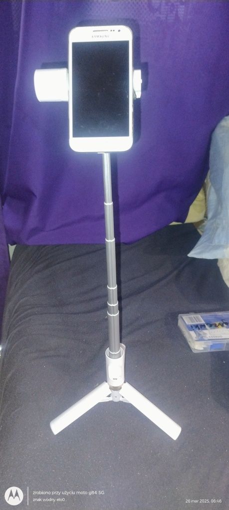 Kijek, stick 1m wysuwany do robienia selfie, posiada lampe LED pilot