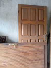 Продам двери деревянные с коробкой (два полотна)