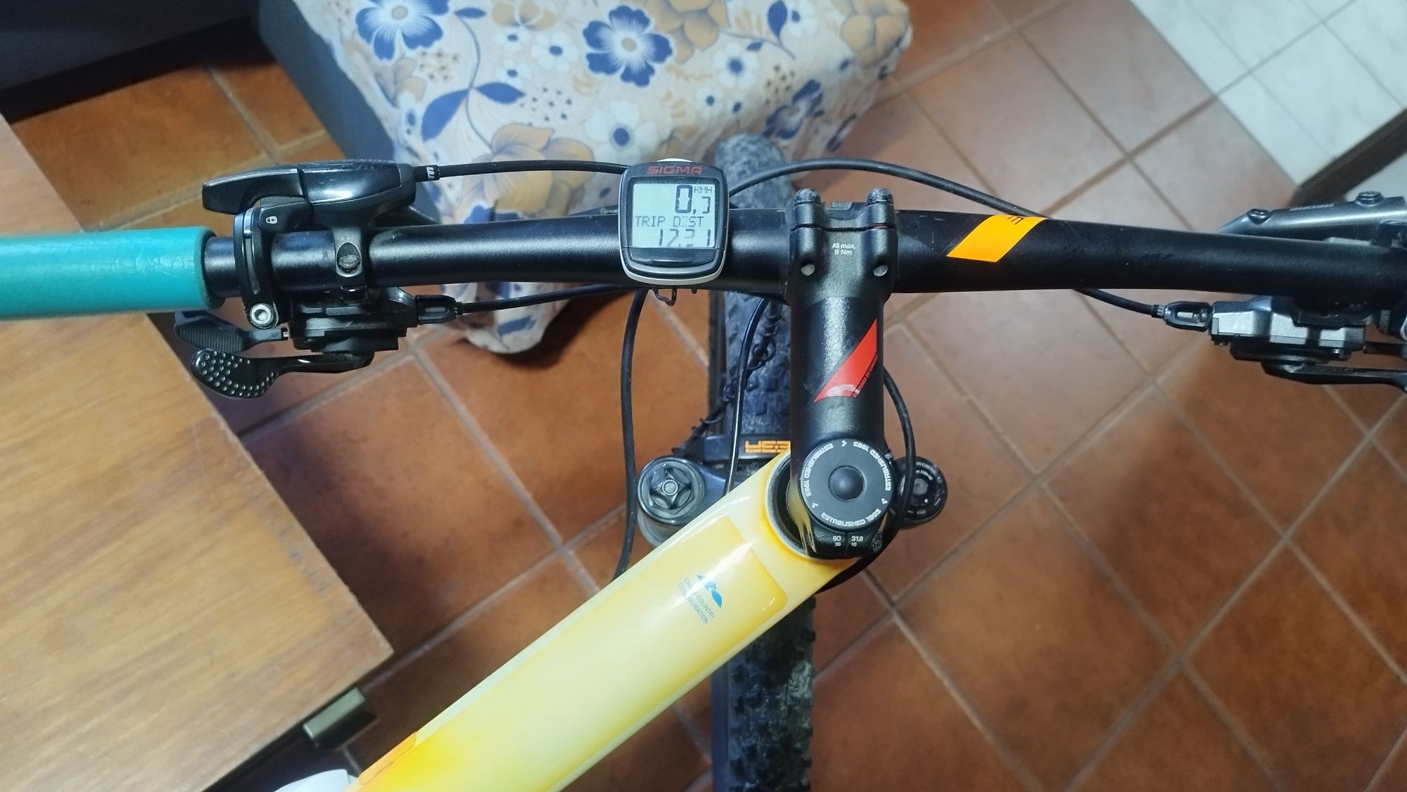 Bicicleta BTT  Cube carbono R29