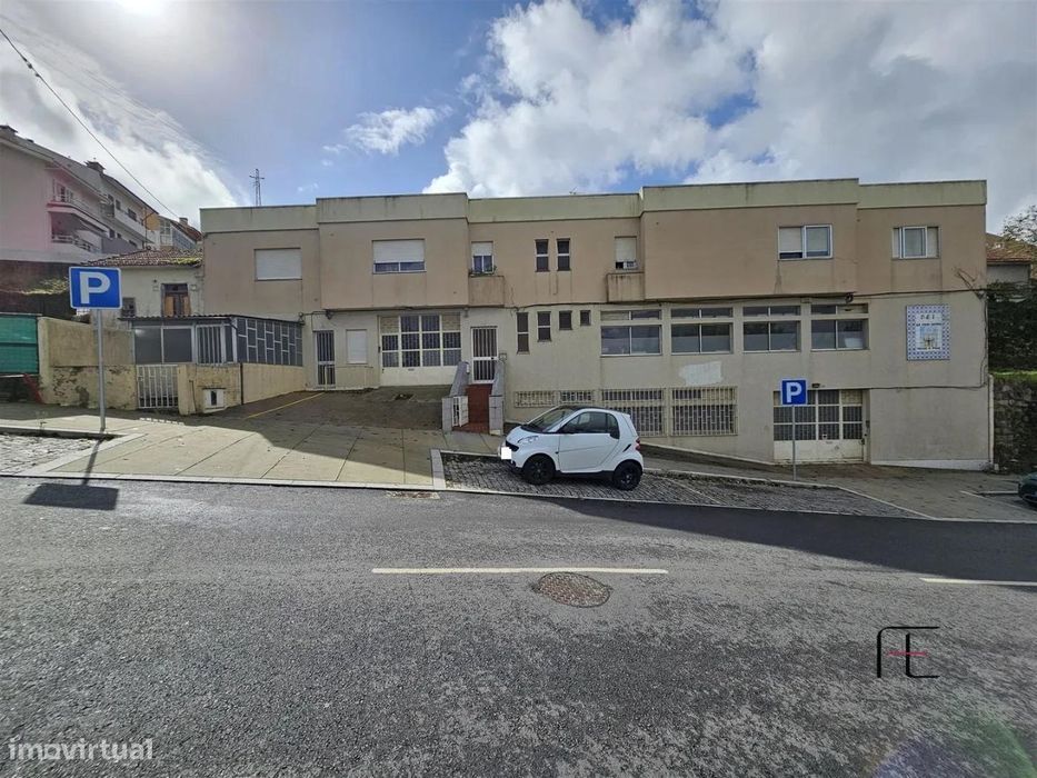 Prédio: 2 habitações + 2 armazéns