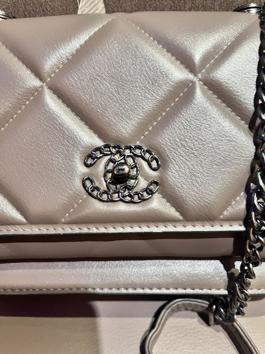 Стильная сумка кросс боди на цепочке.