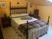 Mobília de quarto antiga com roupeiro 2