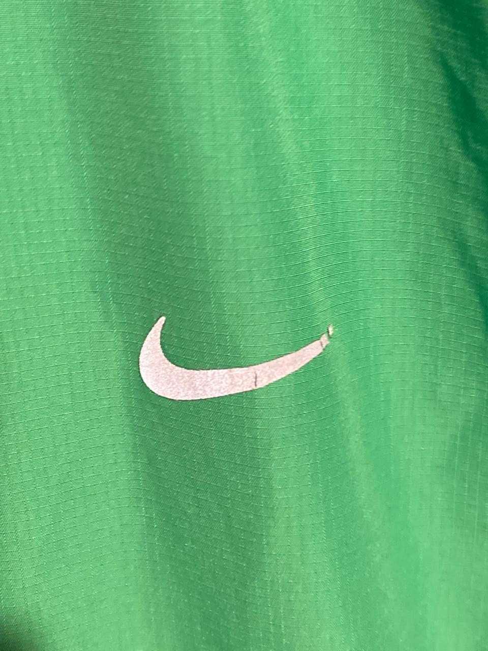 Жіноча вітровка Nike