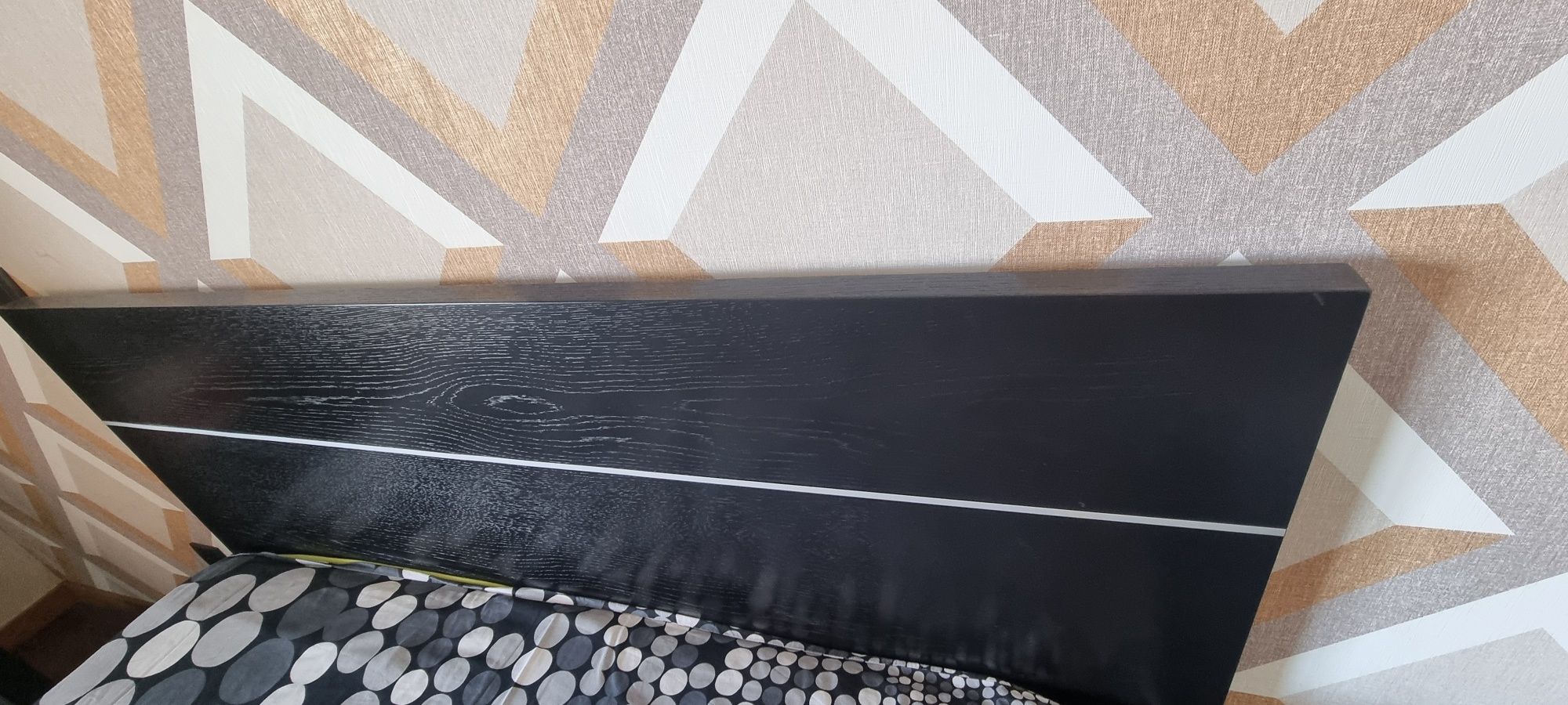 Cama de casal com mesa de cabeceira
