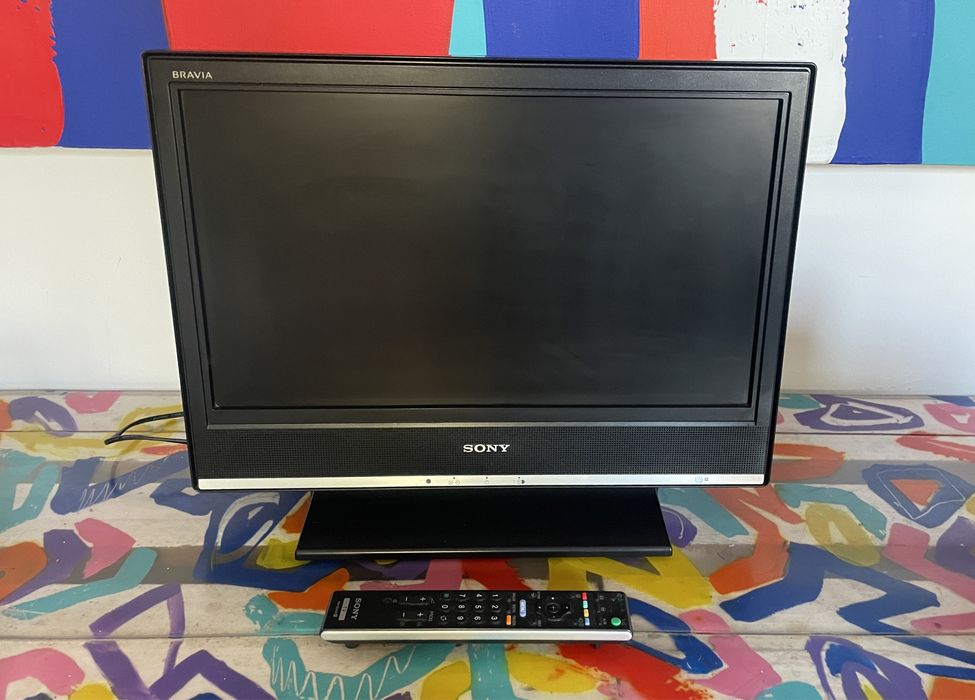 Tv Sony Bravia LCD digital 20’ com comando, a funcionar perfeitamente