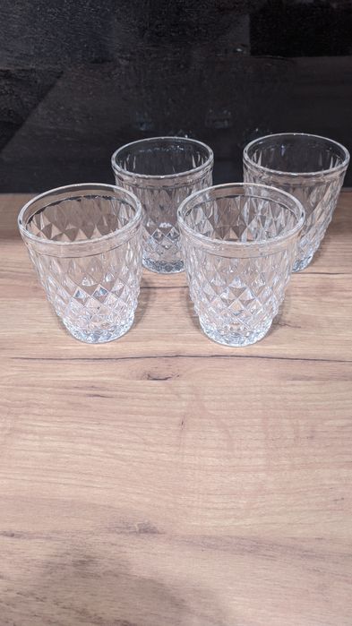 Zestaw 4 szklanek z wypukłym wzorem nowe bez metki