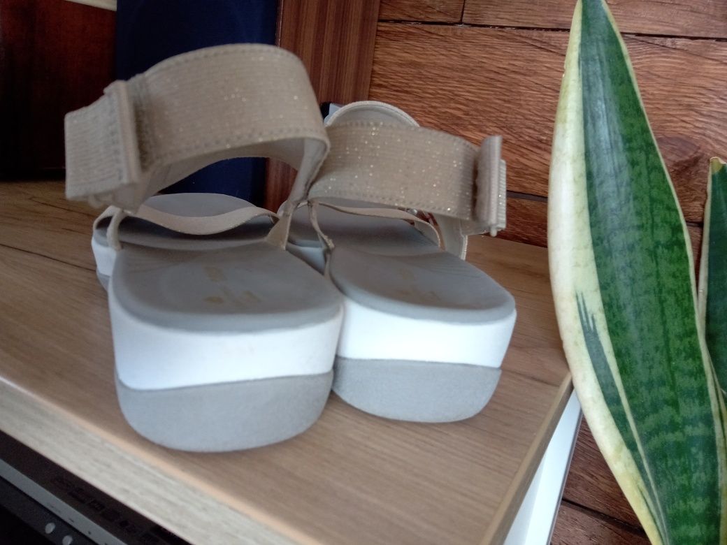 Sandały Clarks Cusion Soft rozmiar 41